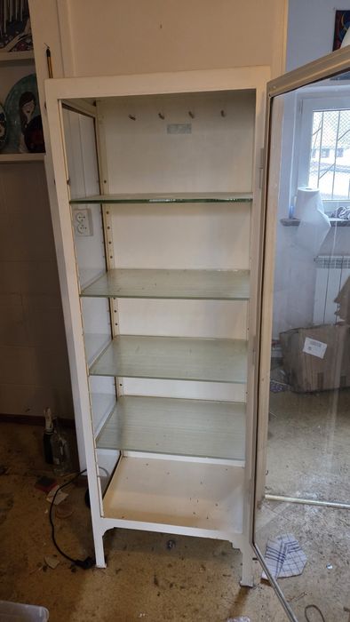 Stara szafka lekarska witryna