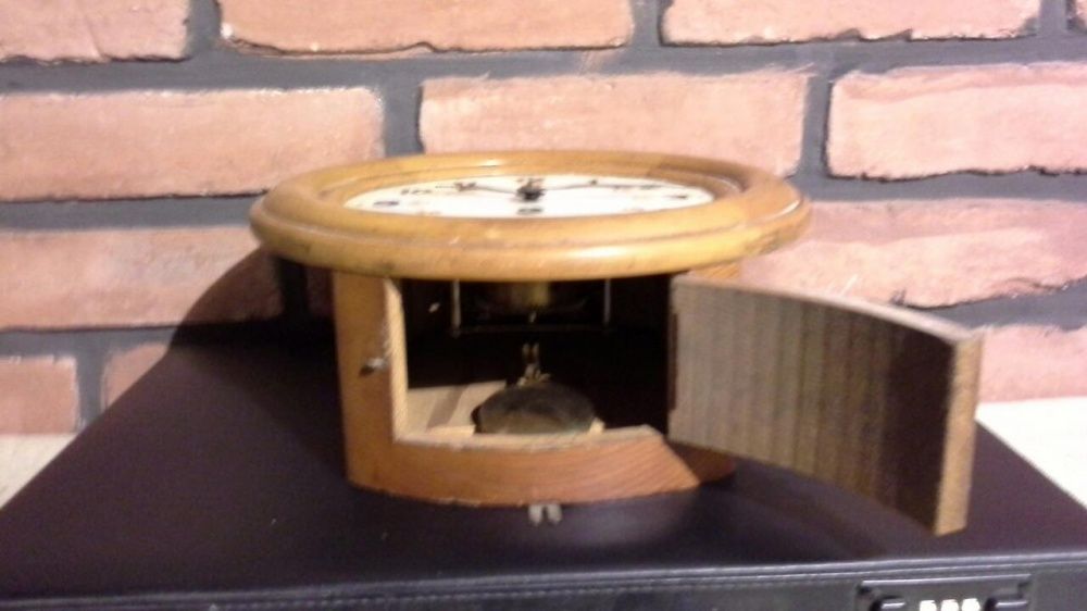 Zegar wahadłowy, w obudowie drewnianej, Sygnowany