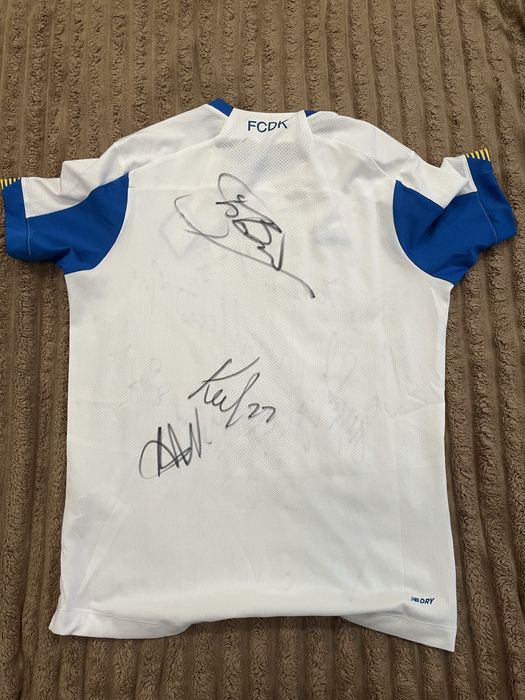 Футболки с автографами игроков Динамо Киев