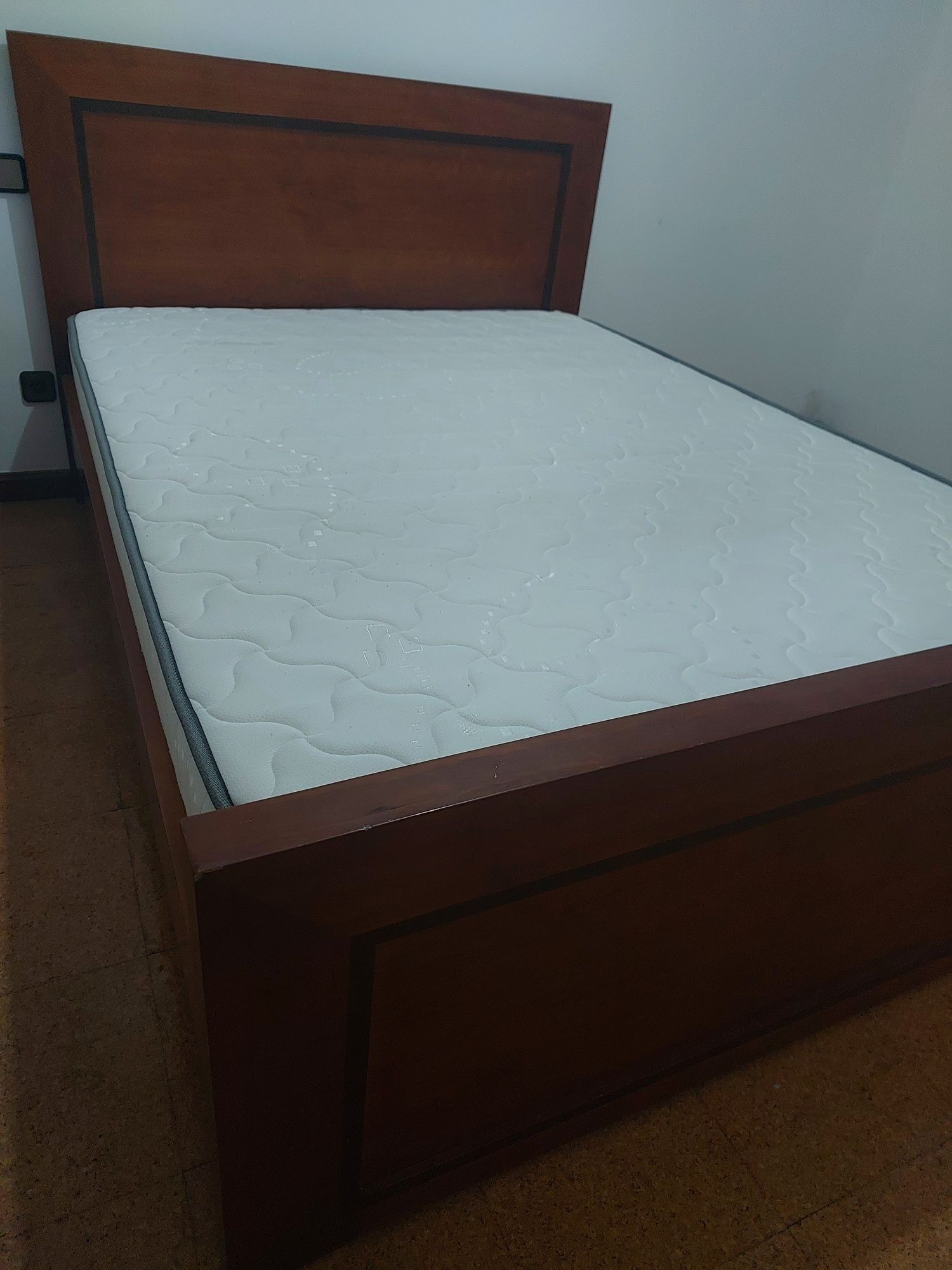 Cama de madeira maciça com colchão