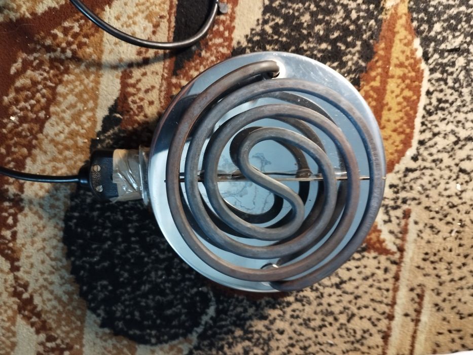 Kuchenkę elektryczną z czasów PRL-u Predom