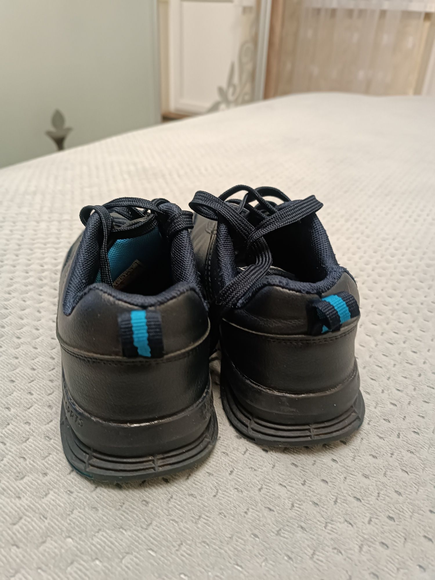 Кросівки дитячі синього кольору.