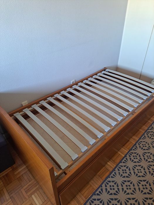 Cama dupla individual de madeira + estrado