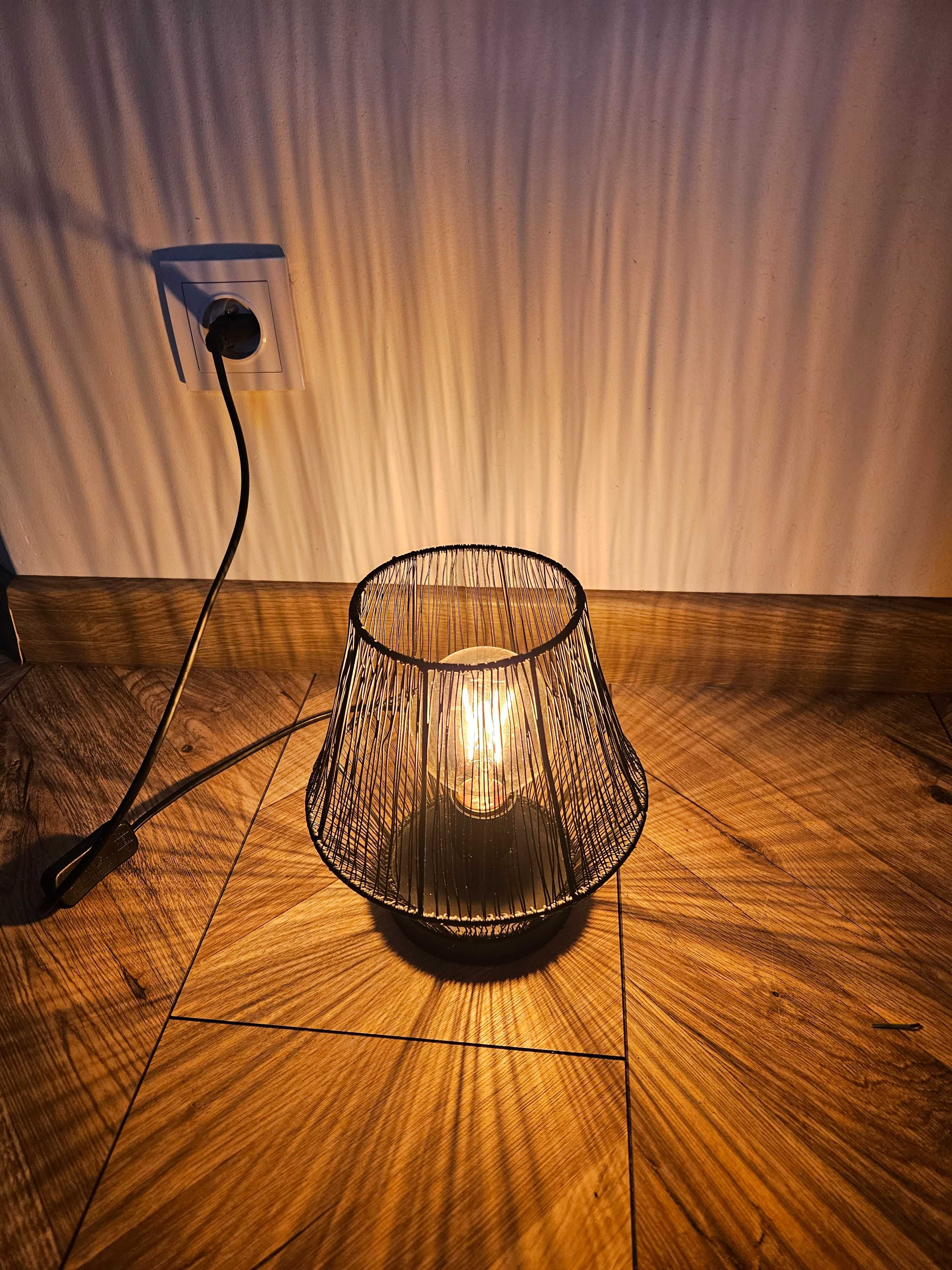 Czarna lampka nocna