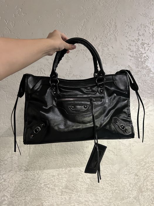 під balenciaga city bag dark