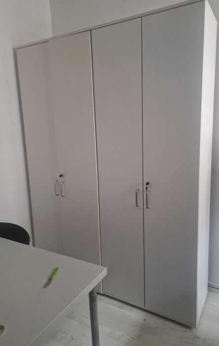 Szafa biała zamykana na klucz