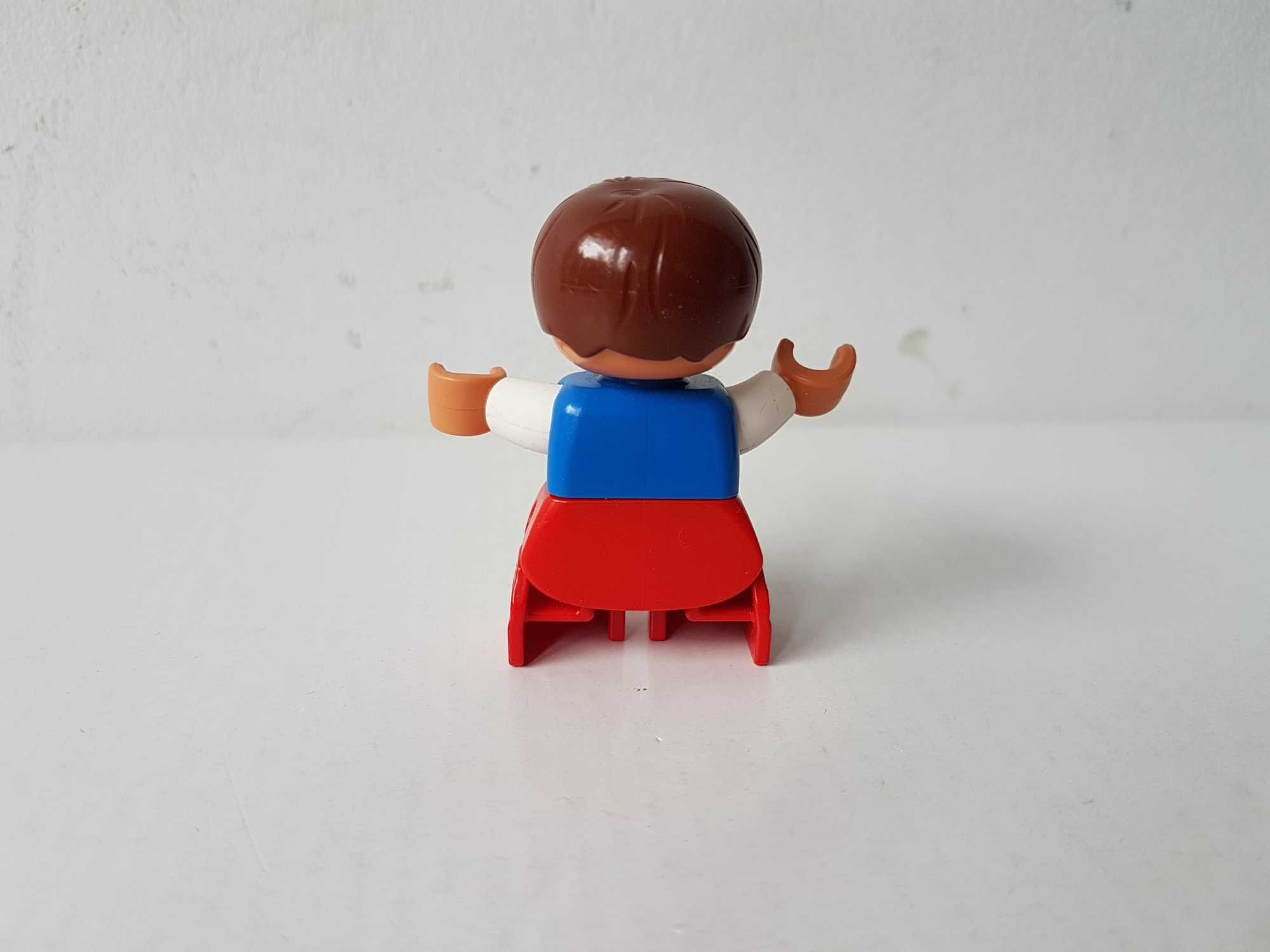 Figurka LEGO DUPLO chłopiec z autkiem na bluzce Pociąg z cyferkami