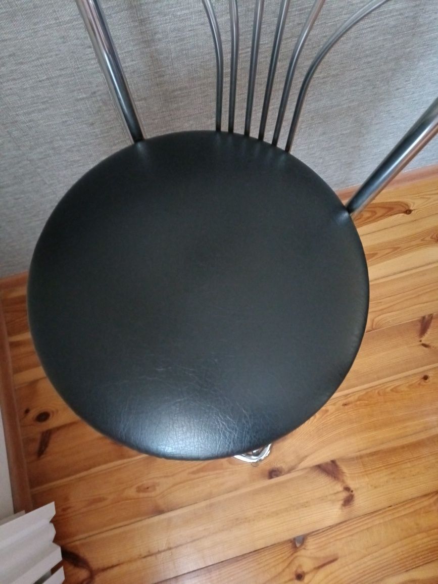 Wysokie krzesło hoker do wyspy