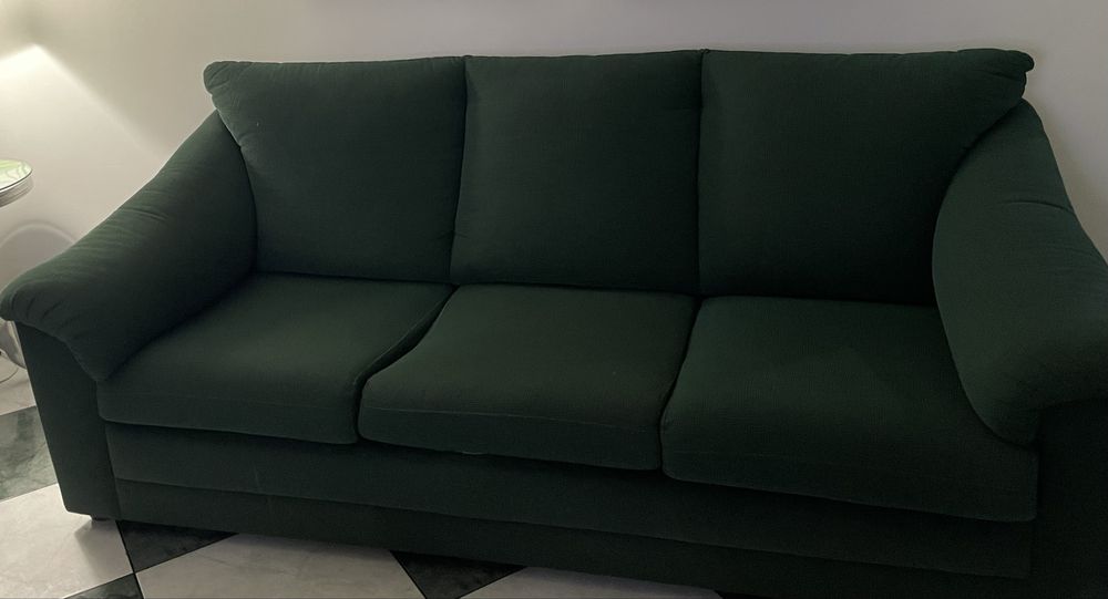 Sofá de três lugares em courtisine verde escuro