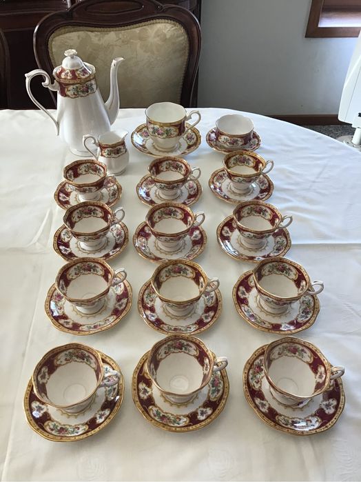 Servicço de cafe + serviço de chá Royail Albert ,muito  antigo  comple