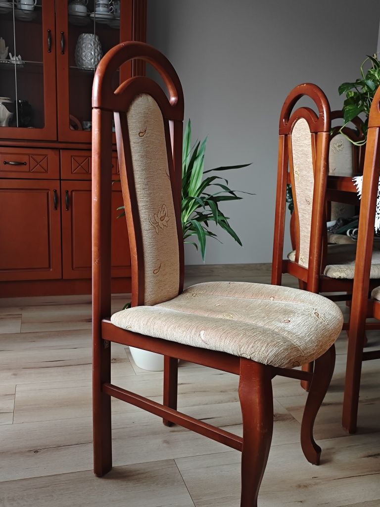 Meble do salonu wraz ze stołem i krzesłami