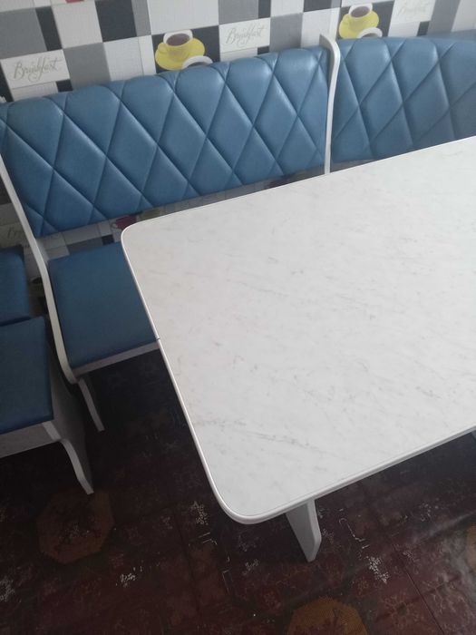 Продаю мягкий уголок на кухню, стол, два пуфика.