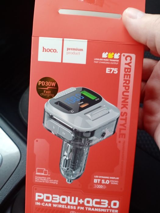 Автомобільний адаптер ( для флешки,можна говорити по телефону.