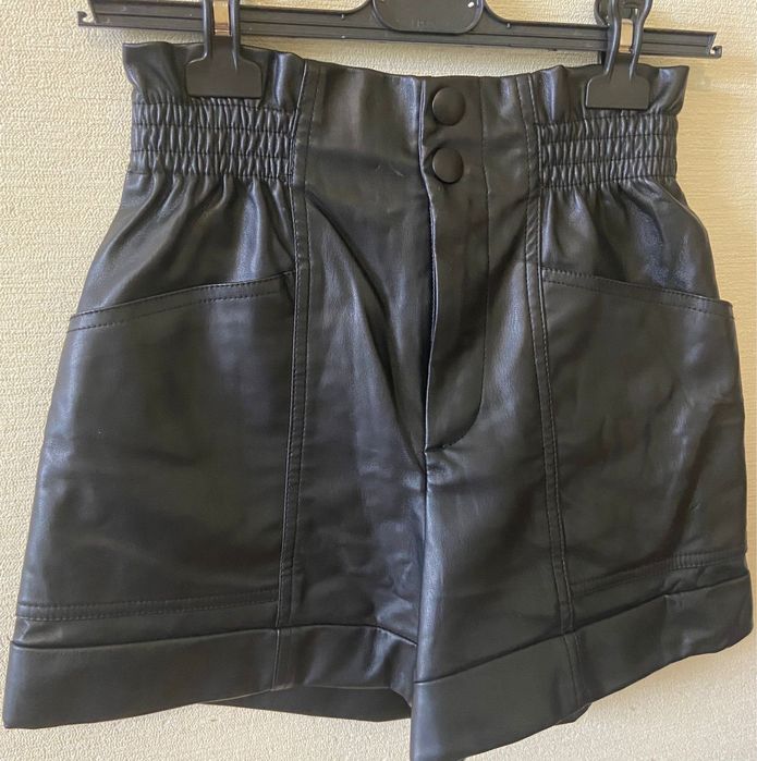 Шорти з тканини під шкіру з колекціі,,Zara,,футболка у подарунок