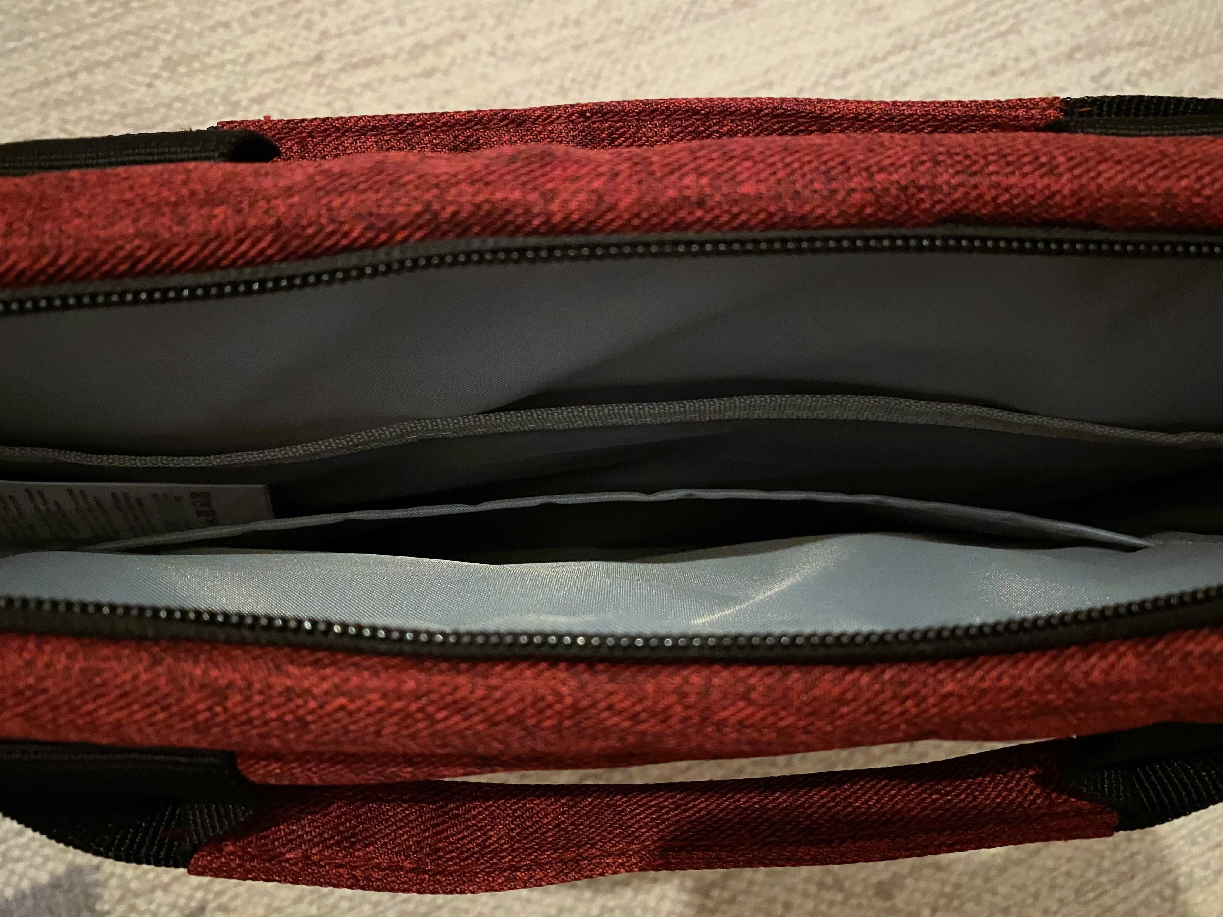 Mochila Mala Para Portátil Tablet Amazon Basics Bordeaux - NOVA