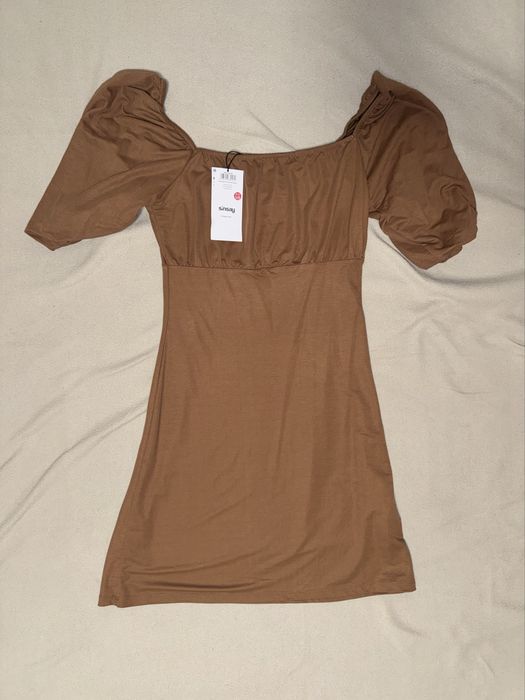 Мінісукня коричневого кольору з обʼємними рукавами