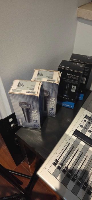 COMBO Mesa de mistura YAMAHA TF-1 + 4Mics SHURE E SENHEISER + 8 tripés