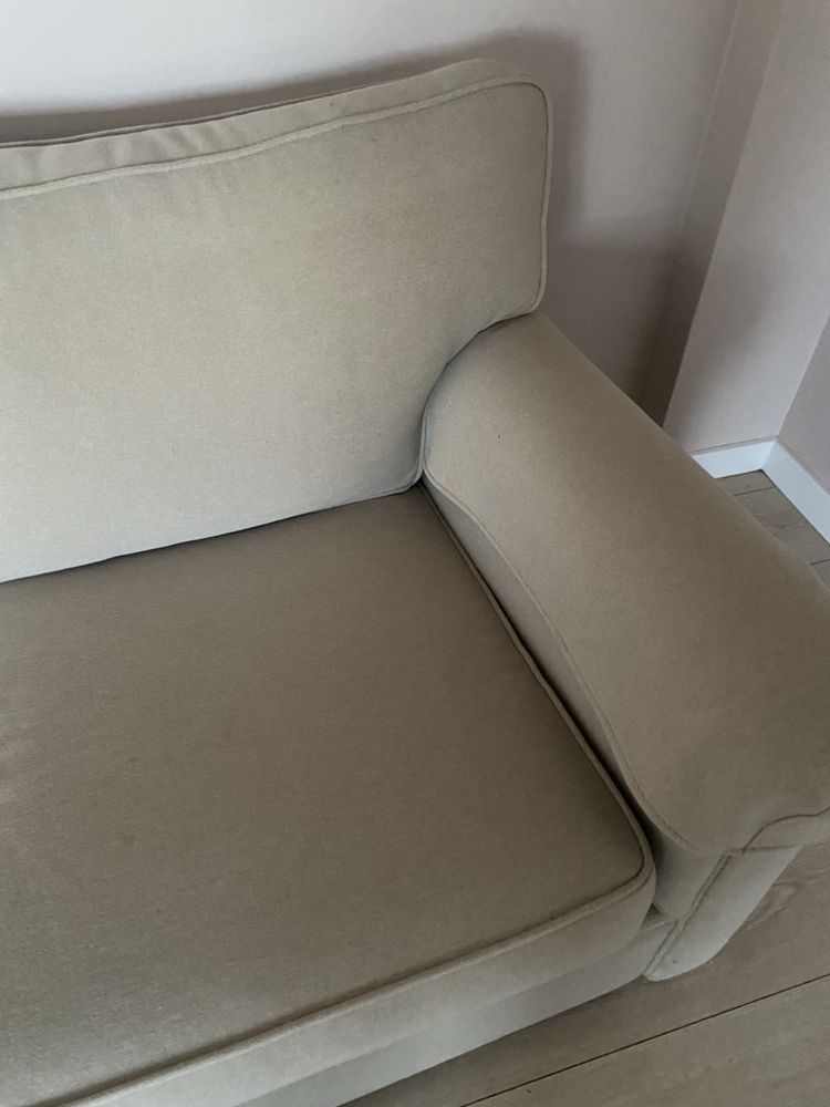 Sofa cor bege 2 lugares com bracos