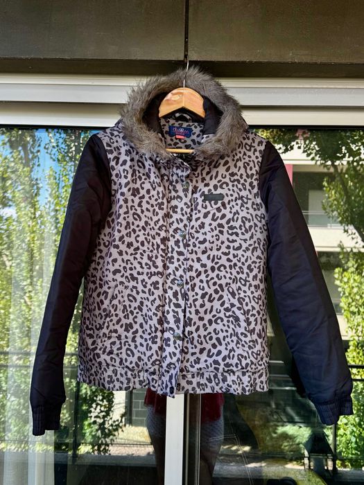 Casaco Estiloso com Estampa de Leopardo e Capuz com Pêlo Sintético