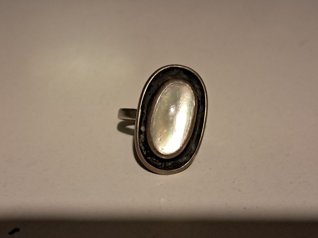 Stary srebrny pierścionek z białą masą perłową 17 mm prl