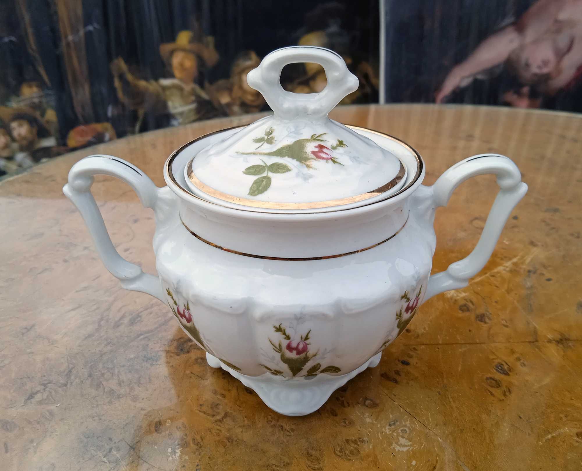 Porcelana Wałbrzych (Tielsch-Altwasser): elegancka złocona cukiernica