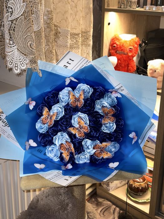 Букет з троянд та метеликів