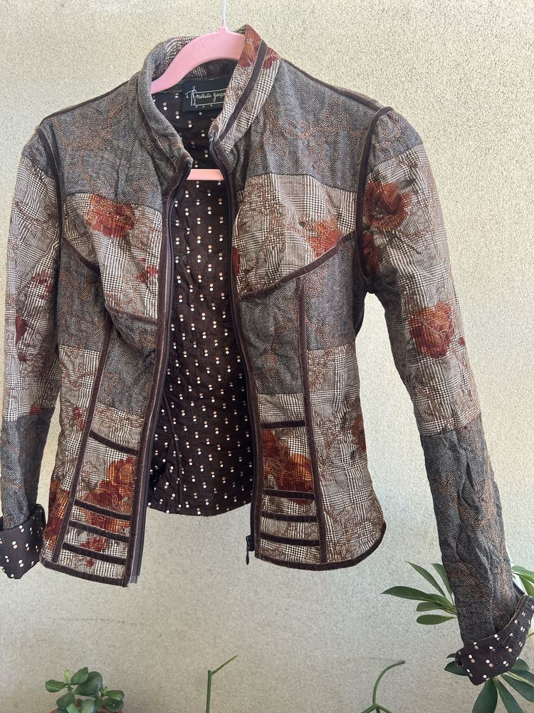 Blusão cintado castanho, perfeito para completar o teu look .