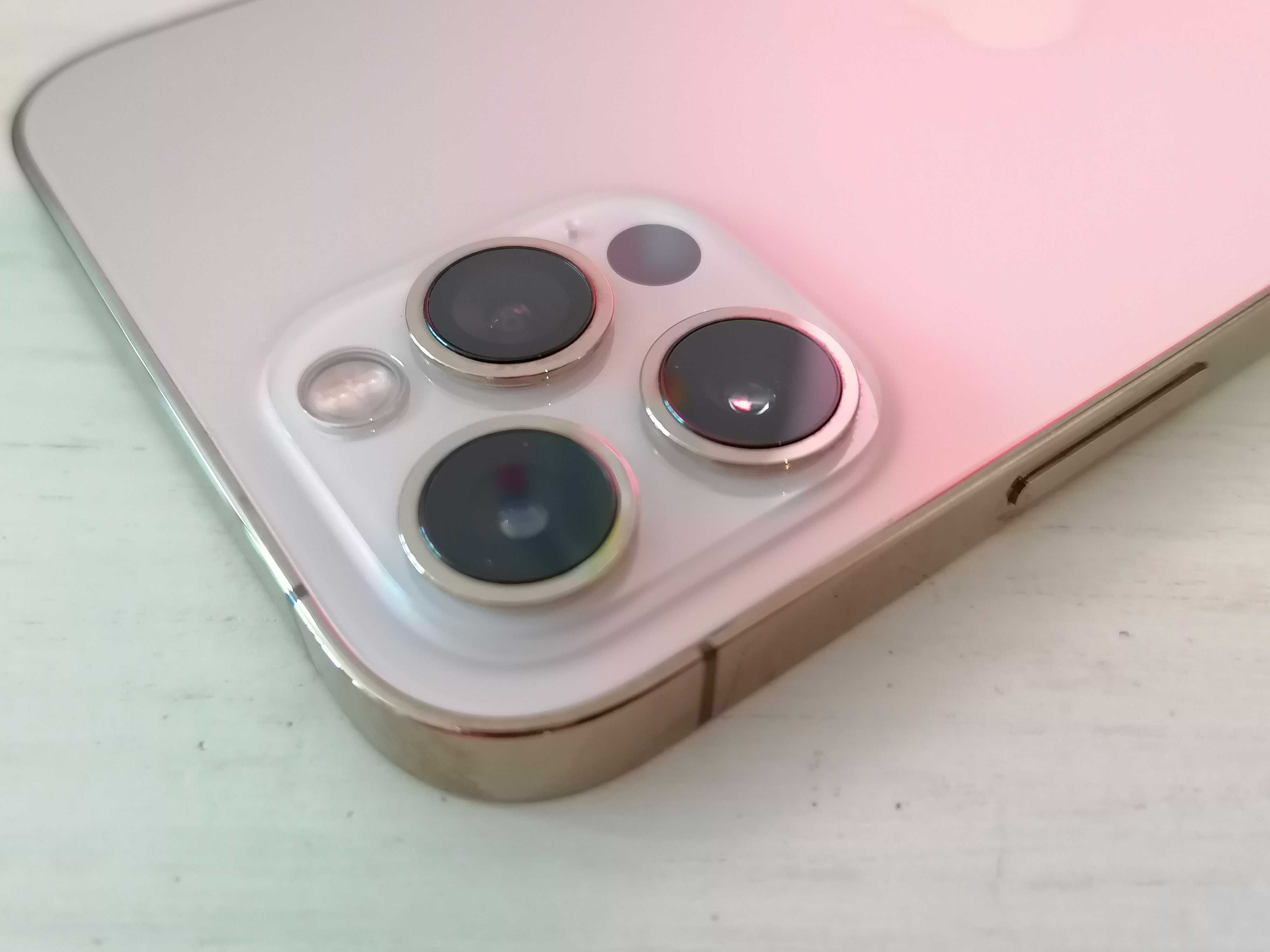 Iphone 12 pro dourado com 256gb.