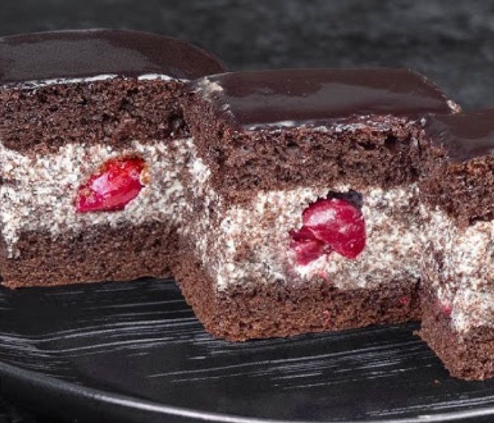 Пляцки на різдво бокс сет снікерс пʼяна вишня вишивка яблуко спартак