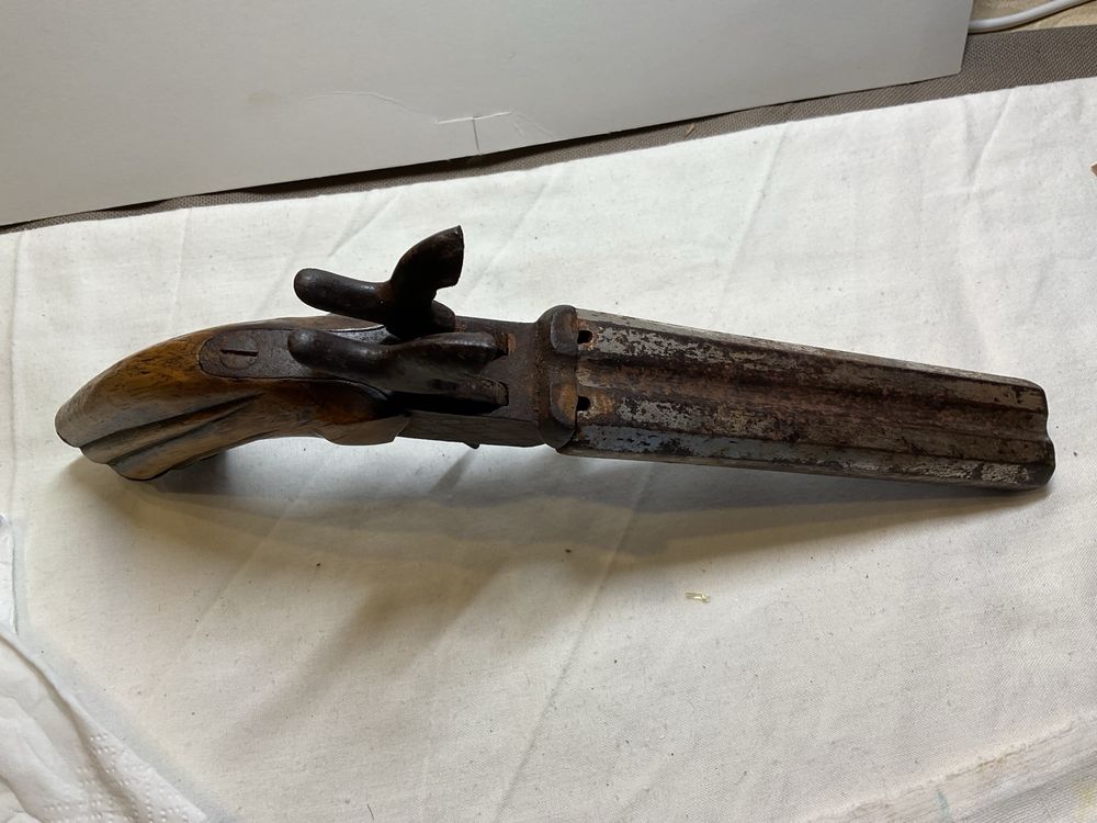 Antiga pistola Lefaucheaux de dois canos final seculo XIX