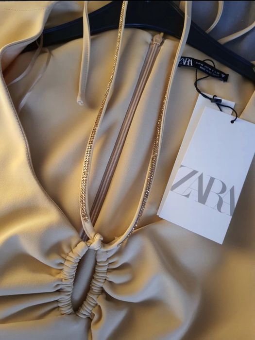 Żółta sukienka mini z wiązaniem