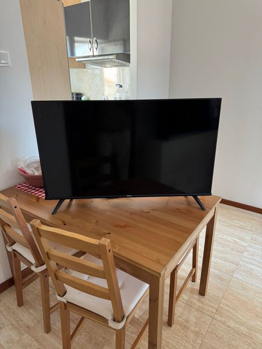 TV Hisense 40" com 1 ano de uso
