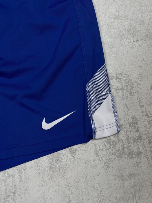 Яскраво-сині спортивні шорти Nike Dri-FIT