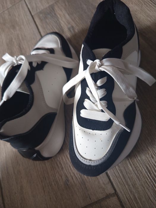 Кросівки жіночі 37 розміру