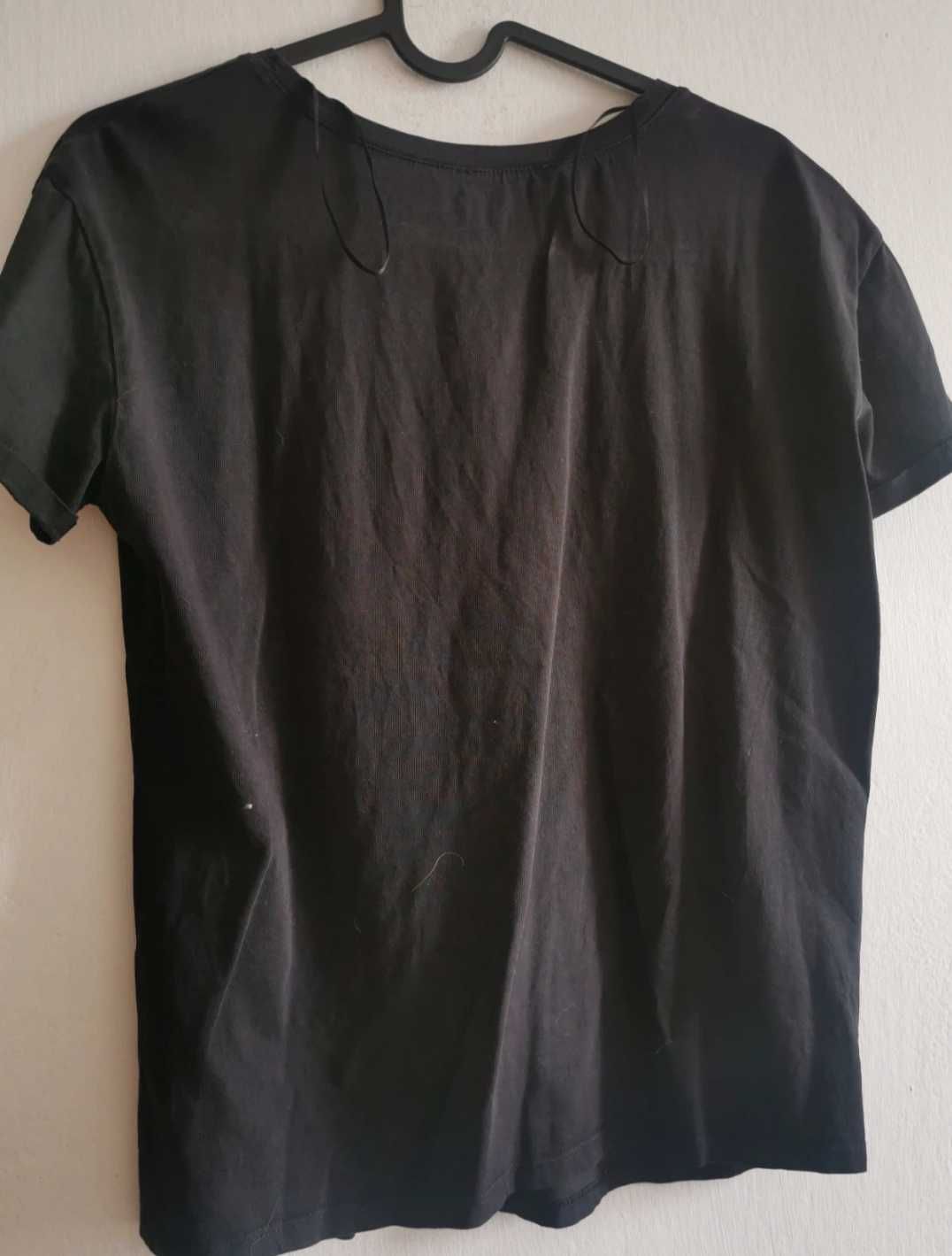 Czarny t-shirt z nadrukiem