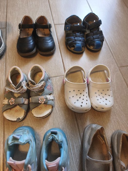 Взуття на дівчинку  туфельки босоножки кроси чоботи угги ботінки