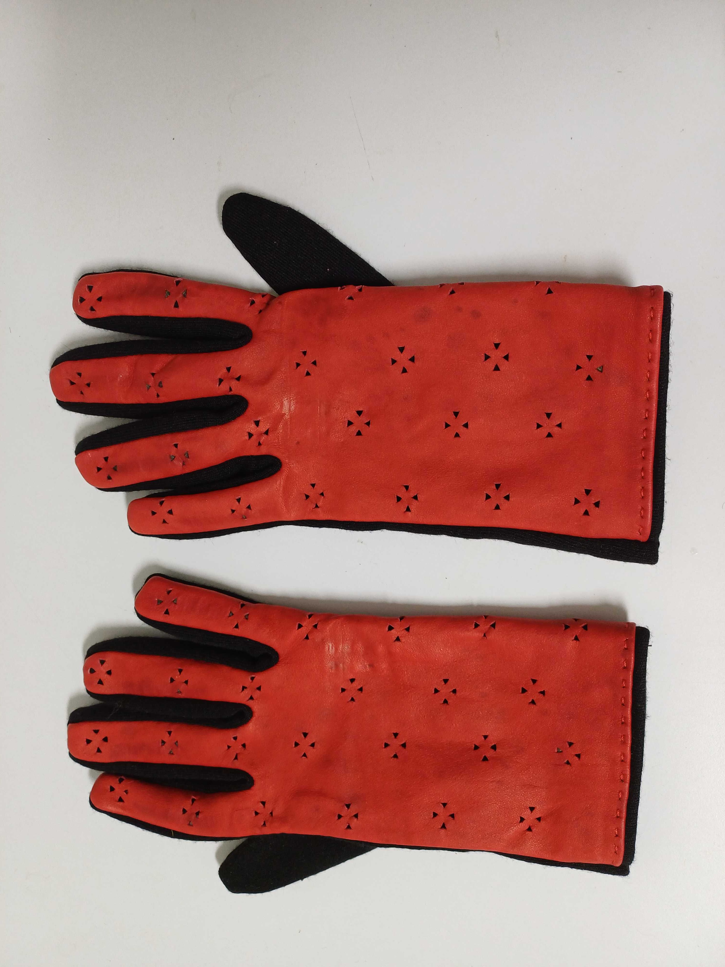 Luvas de senhora vermelhas e pretas