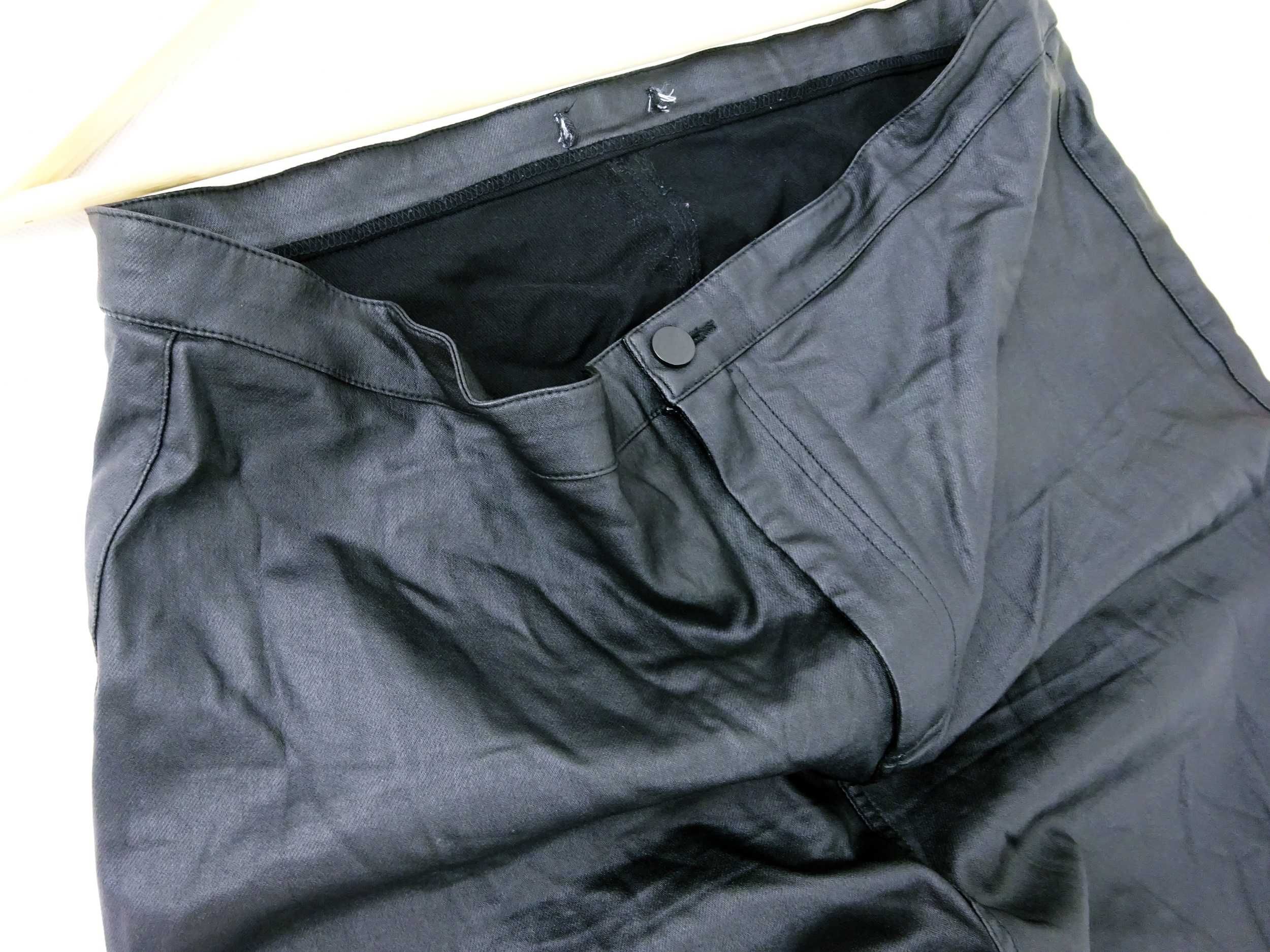 BA36 Woskowane spodnie damskie rurki modelujące czarne  6XL 52