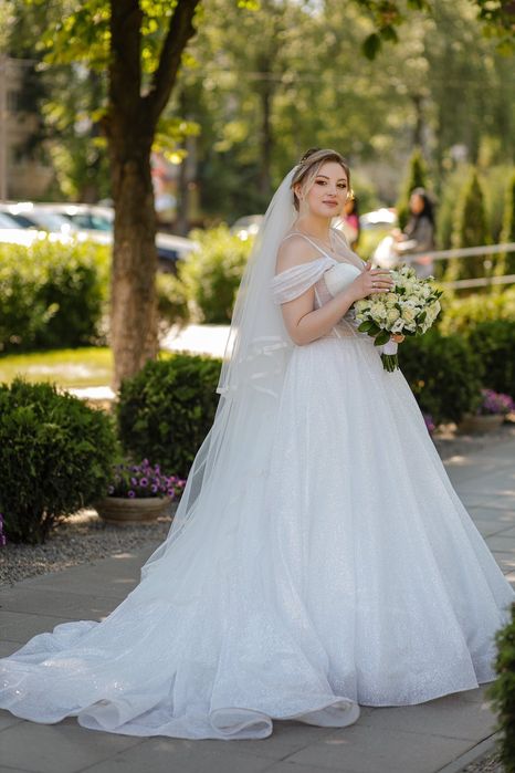 Продам свадебное платье.   Отличное состояние.  Подойдёт на размер S,M