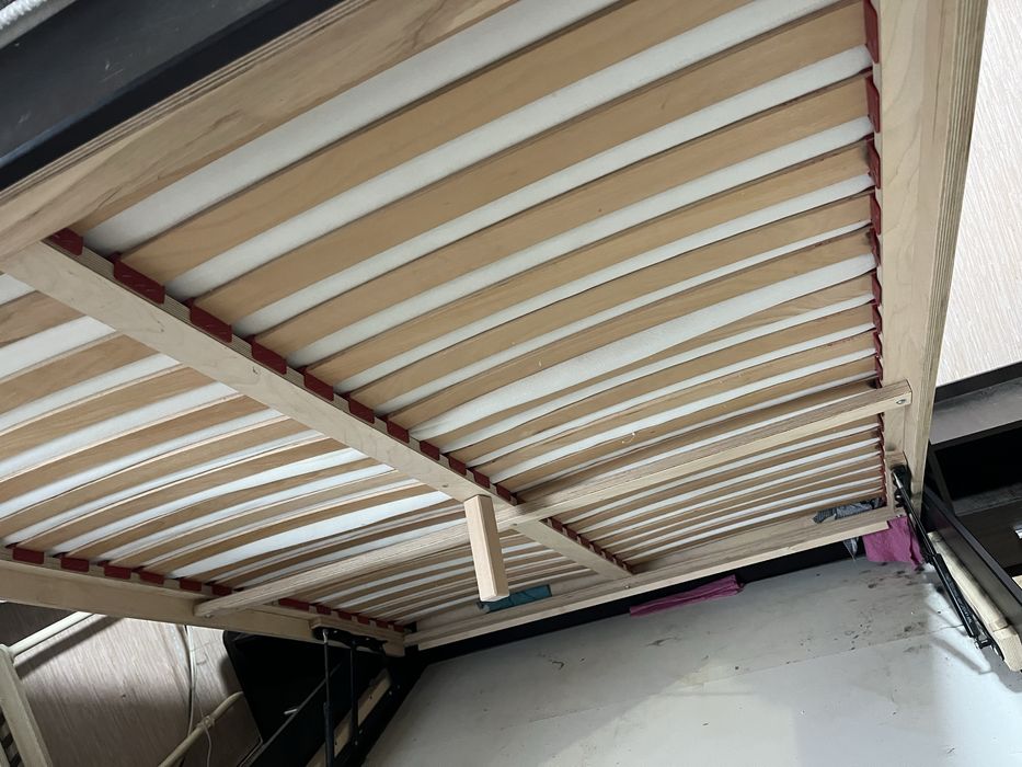 Продам ліжко з натурального дерева з матрацом та тумбами