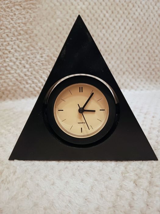 Zegar stojący trójkąt