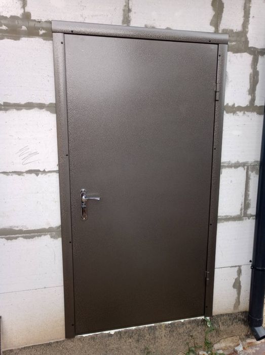 Виготовлення і встановлення вхідних металевих дверей.