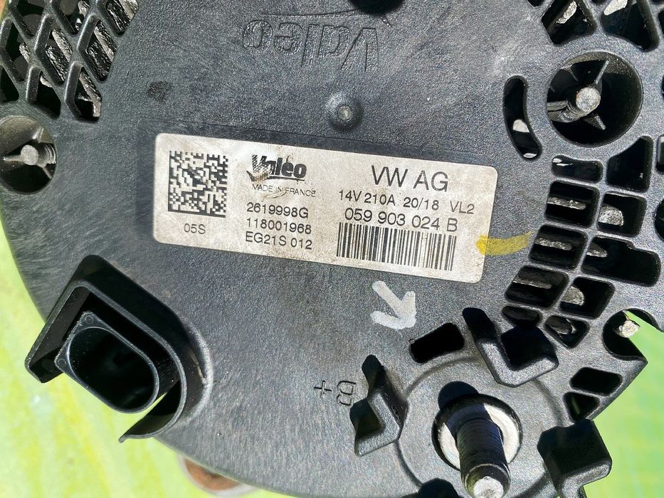 Генератор Volkswagen Touareg CR Туарег ЦР Таурег СР Розборка