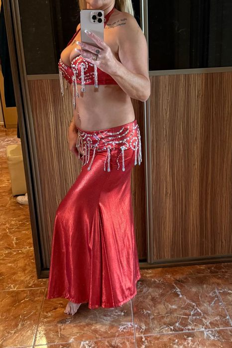 Czerwony kostium do tańca orientalnego brzucha