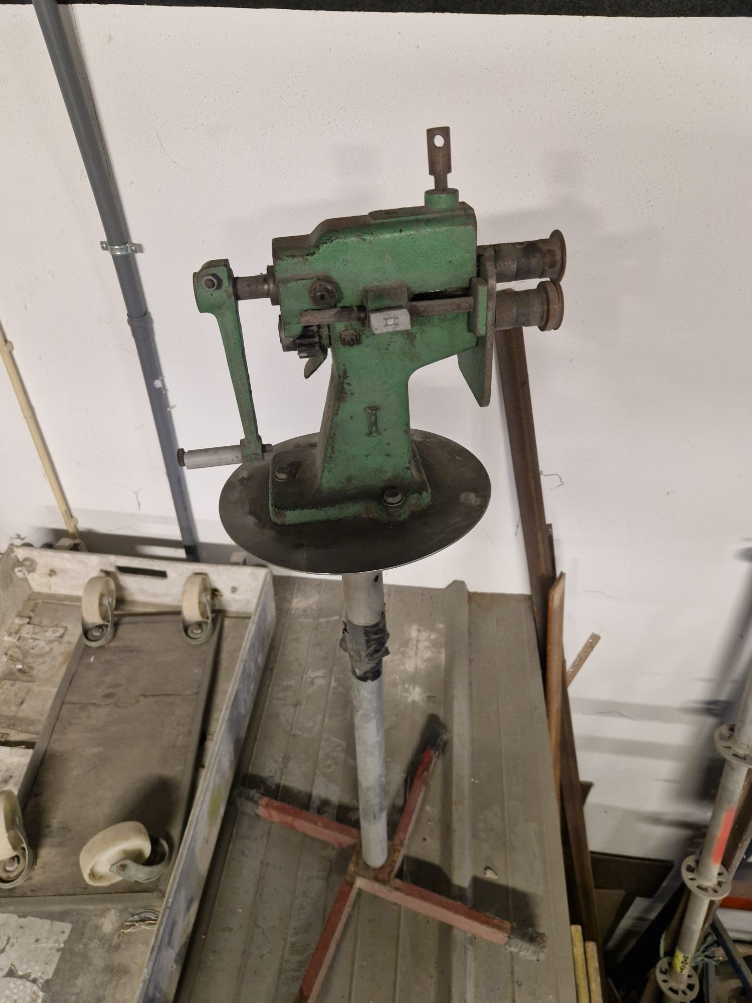 Maquina para quinagem forra mecânica
