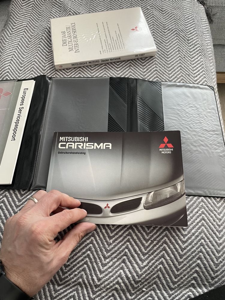 Książka serwisowa Mitsubishi Carisma w etui 1998