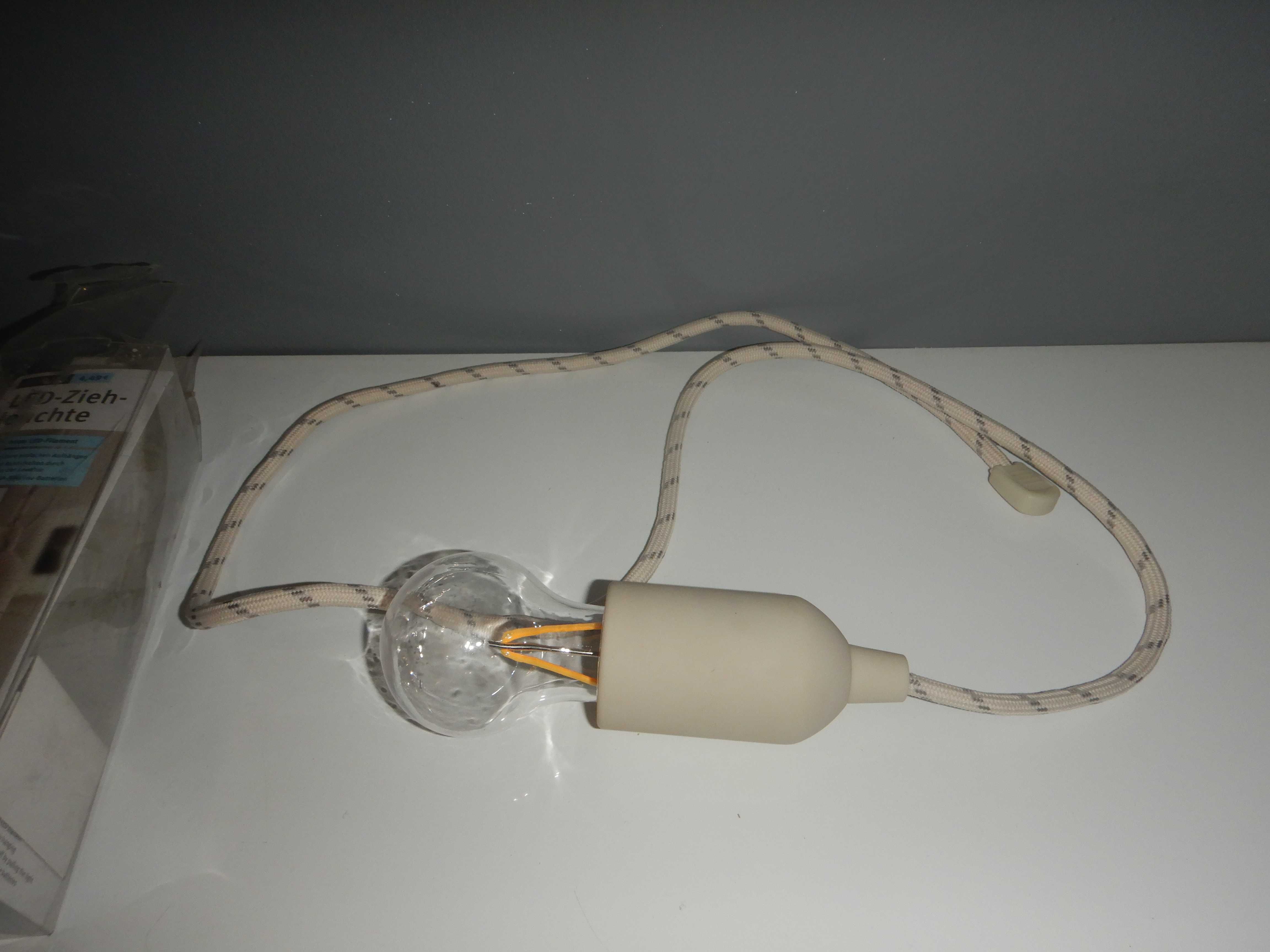 lampka led wisząca na sznurku żarnikiem na baterie