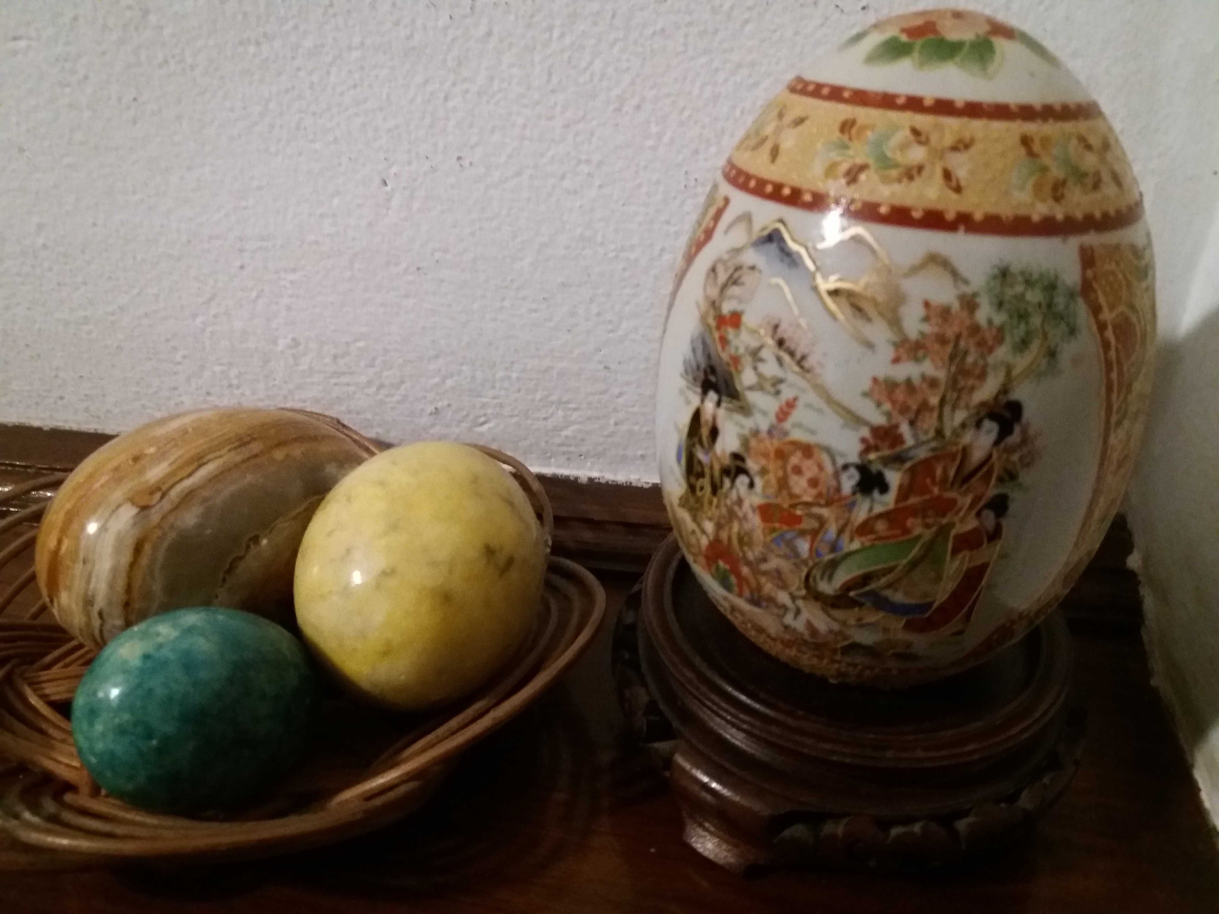 Ovos em louça pintada motivos orientais