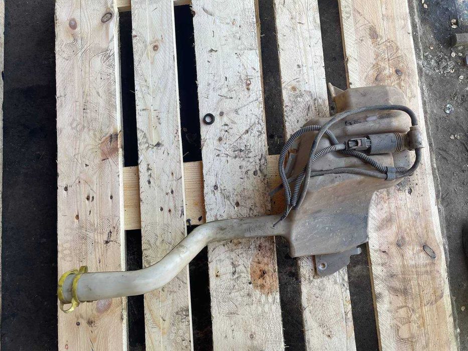 Бачек омывателя с моторчиком Jeep Cherokee kj liberty 1996-2004