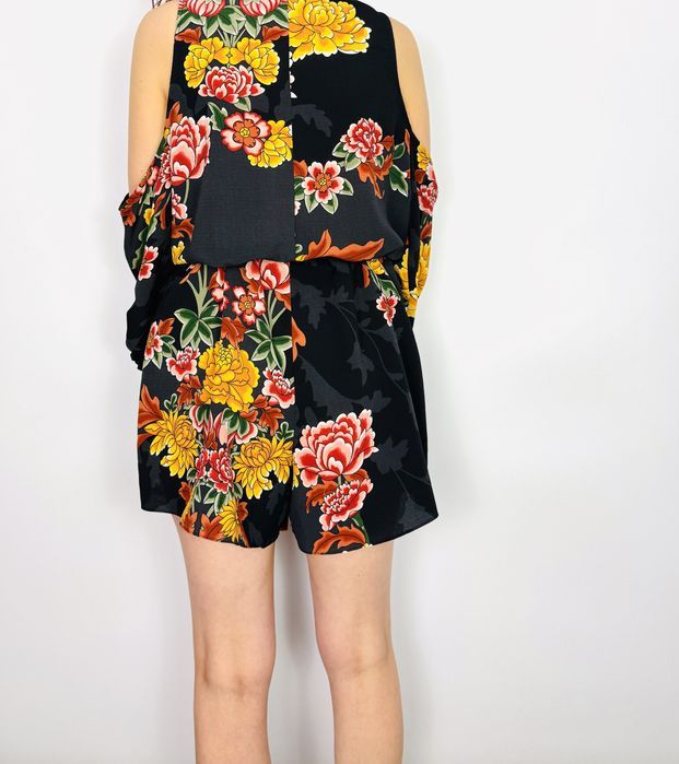 Kombinezon czarny w kwiaty z odkrytymi ramionami M 38 River Island